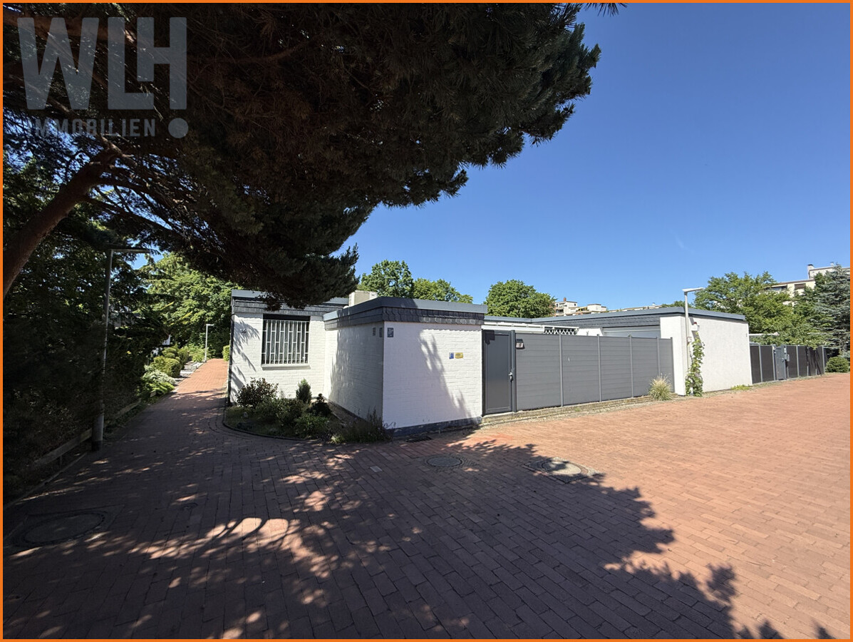 Bungalow mit gepflastertem Hof und großer Kiefer im Heideviertel